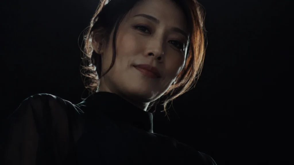 上から覗き込む女性を見上げた構図